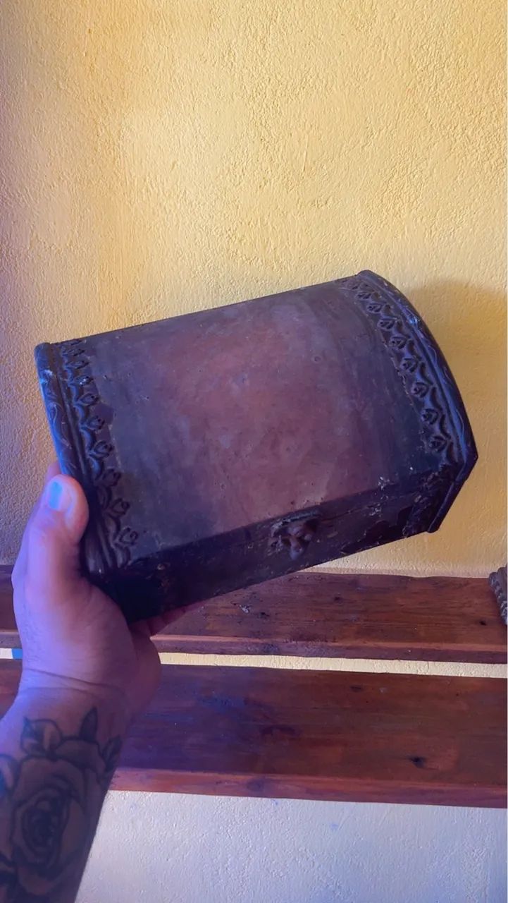 Lindo baú antigo em madeira e bronze - Foto 2