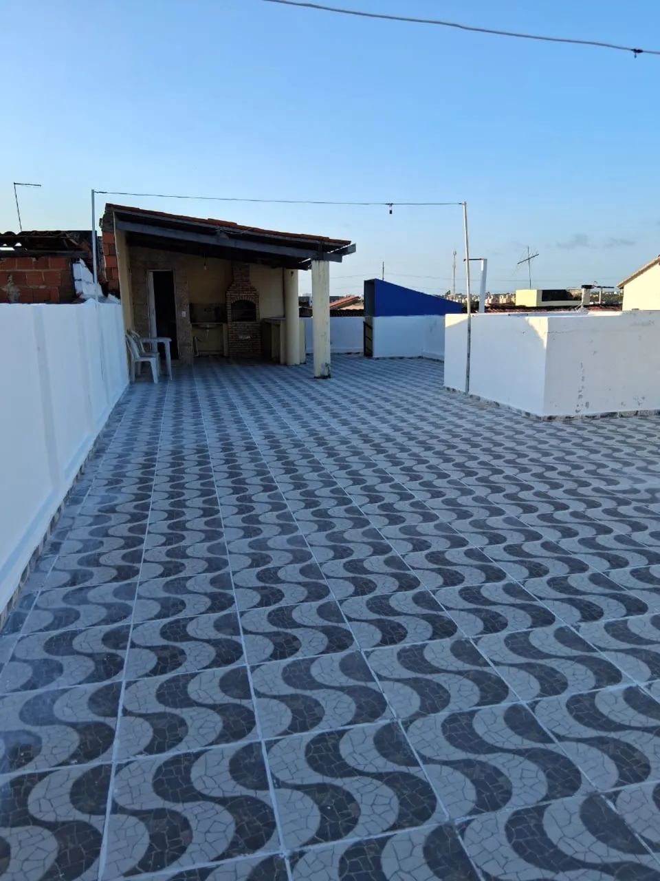 ALUGA-SE CASA COM COBERTURA NA AV. MISTER HULL 