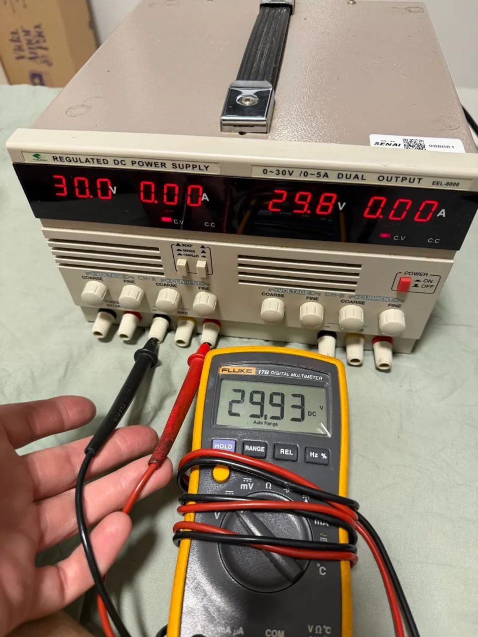 Fonte de bancada EEL-8006 dupla 30V 5A + saída fixa 5V