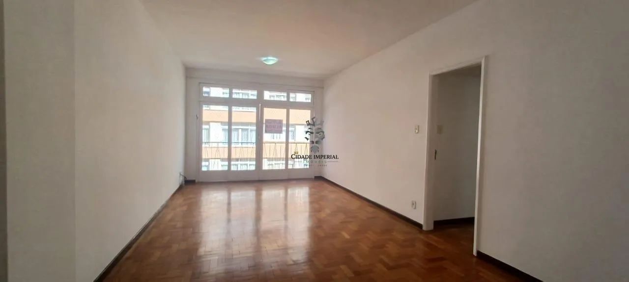 ALUGO APTO AMPLO NO CENTRO DE PETROPOLIS COM 3 QUARTOS