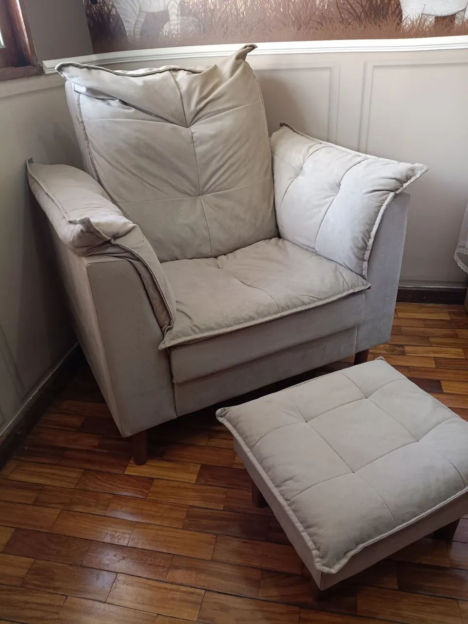 Poltrona de amamentação com puff ergonômica em suede - Foto 2