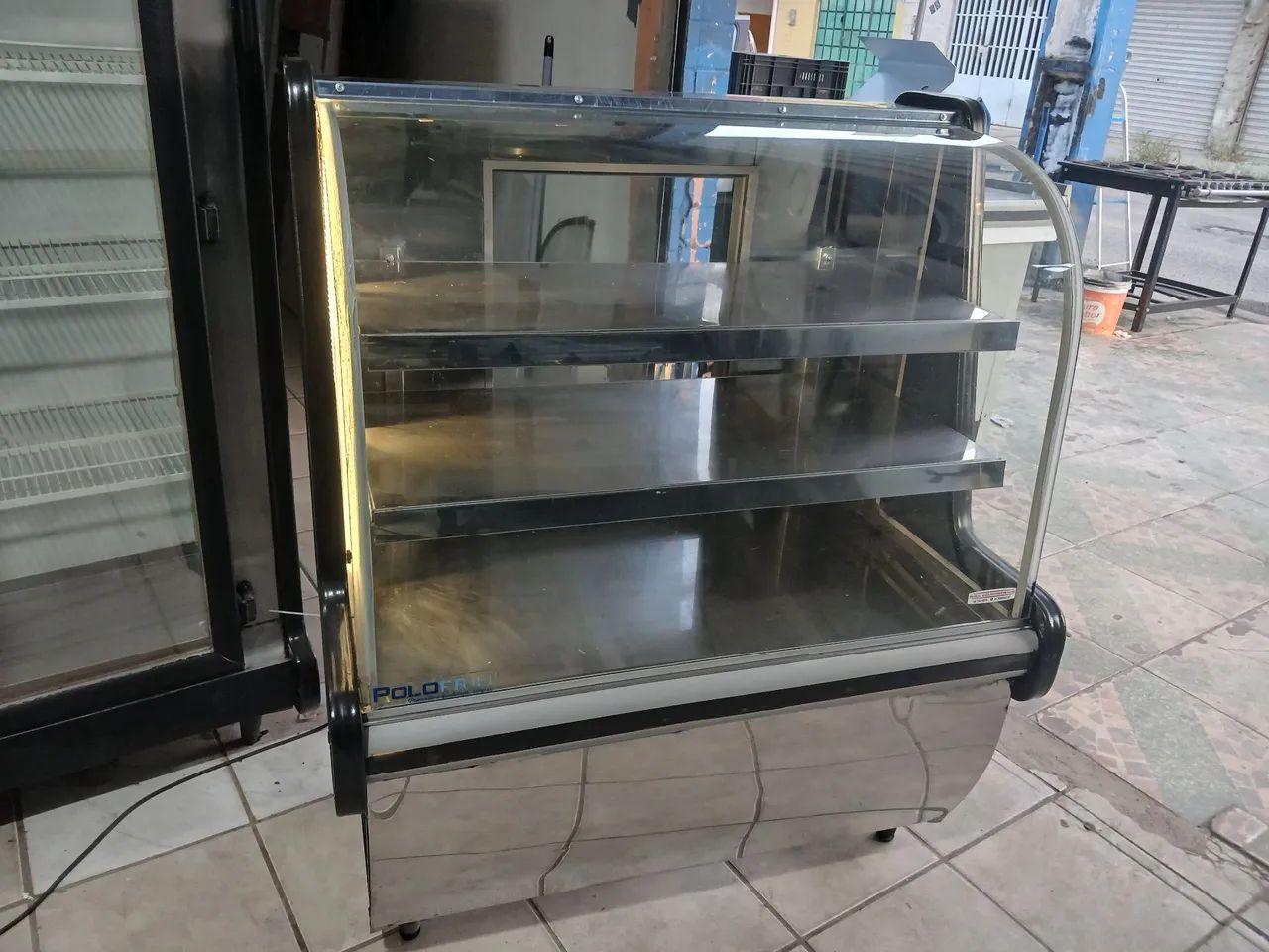 Balcão seco pra pão ou bolo. 