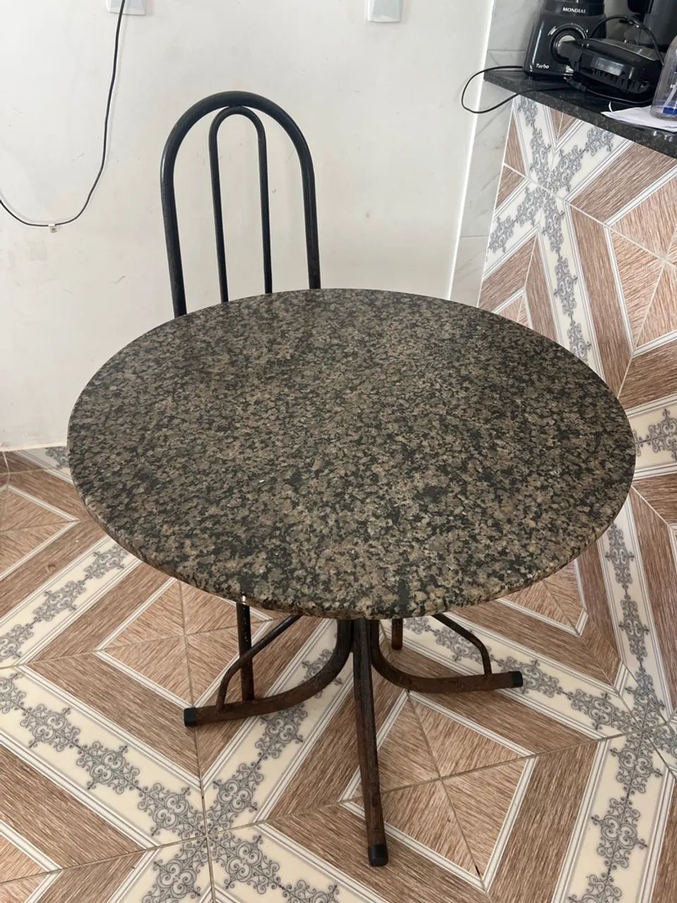 Mesa com base ferro e em cima de mármore 