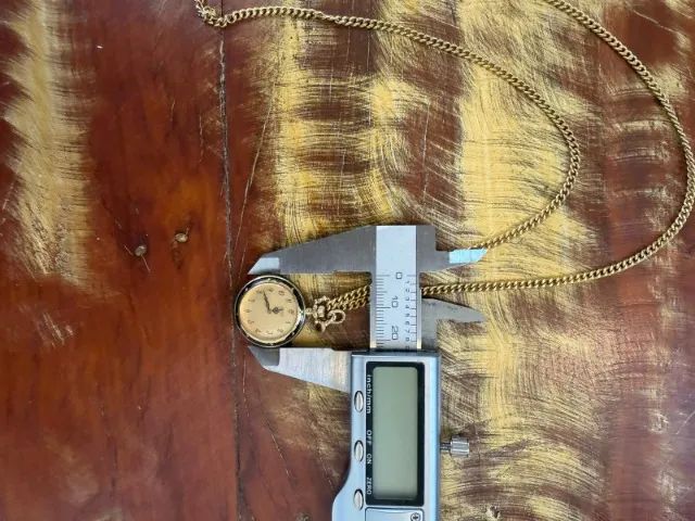 Relógio Seiko Quartz de pingente dourado e preto com corrente - Foto 3