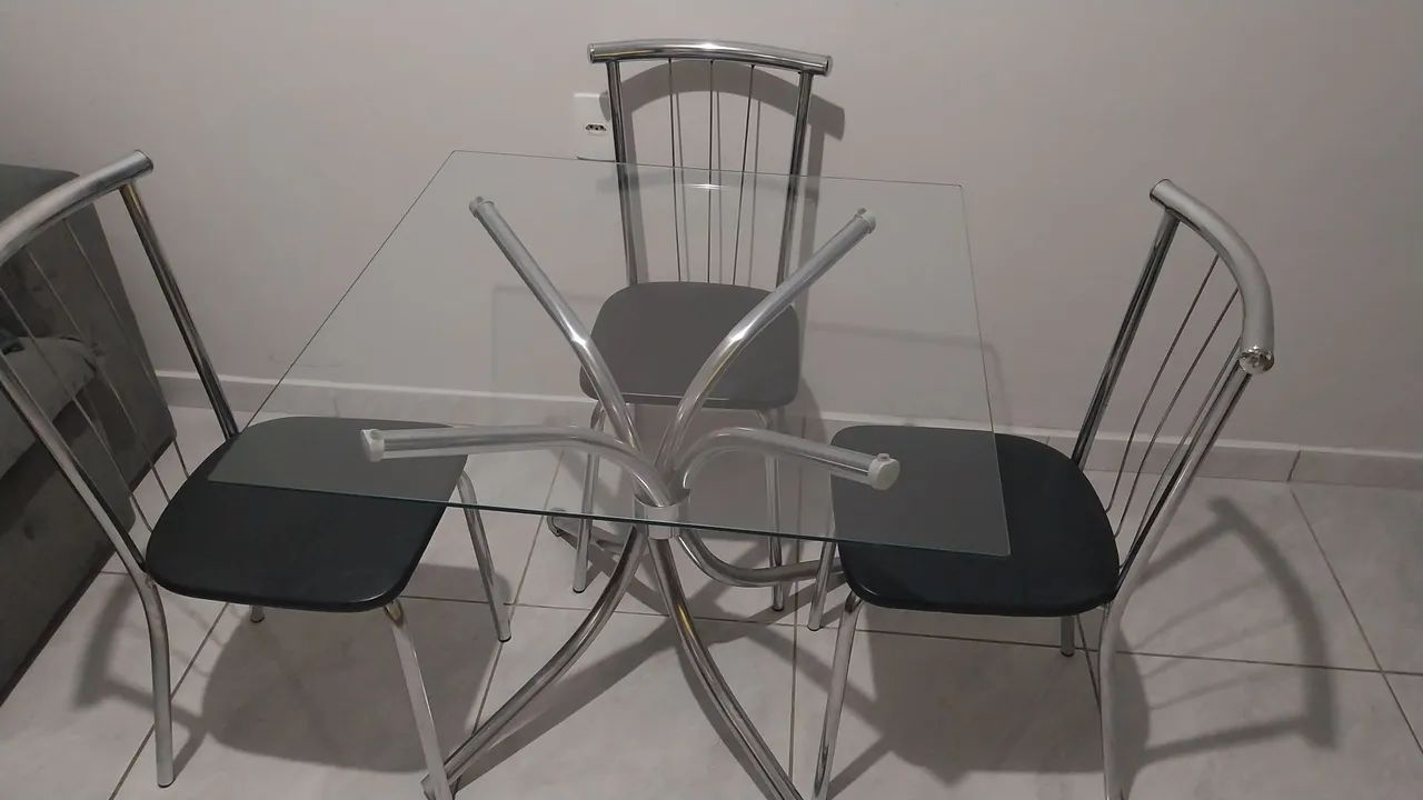 Mesa com tampo de vidro e 3 cadeira
