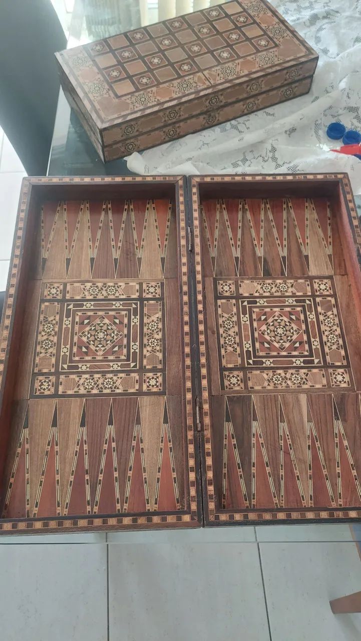 vendo 2 tabuleiros de gamao antigo sem as peças  - Foto 2