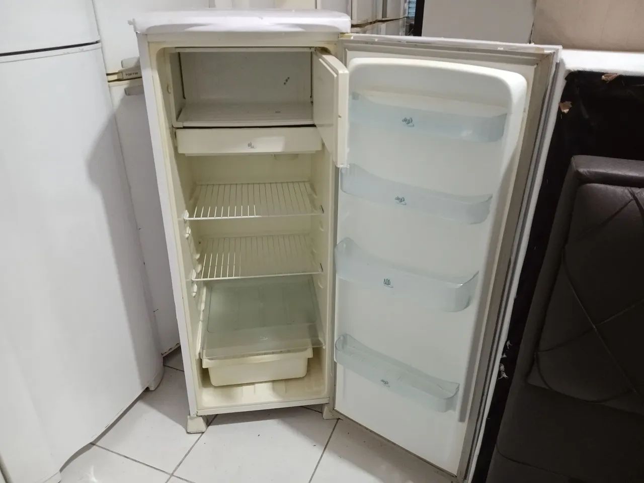 Geladeira Eletrolux 240 Litros funcionando - Foto 3