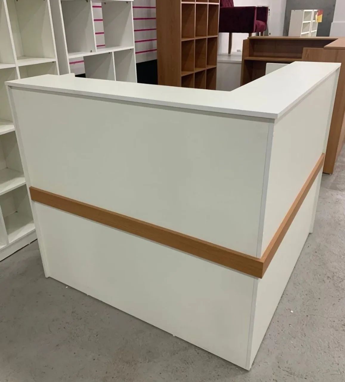 Balcão L para atendimento em mdf com gaveta