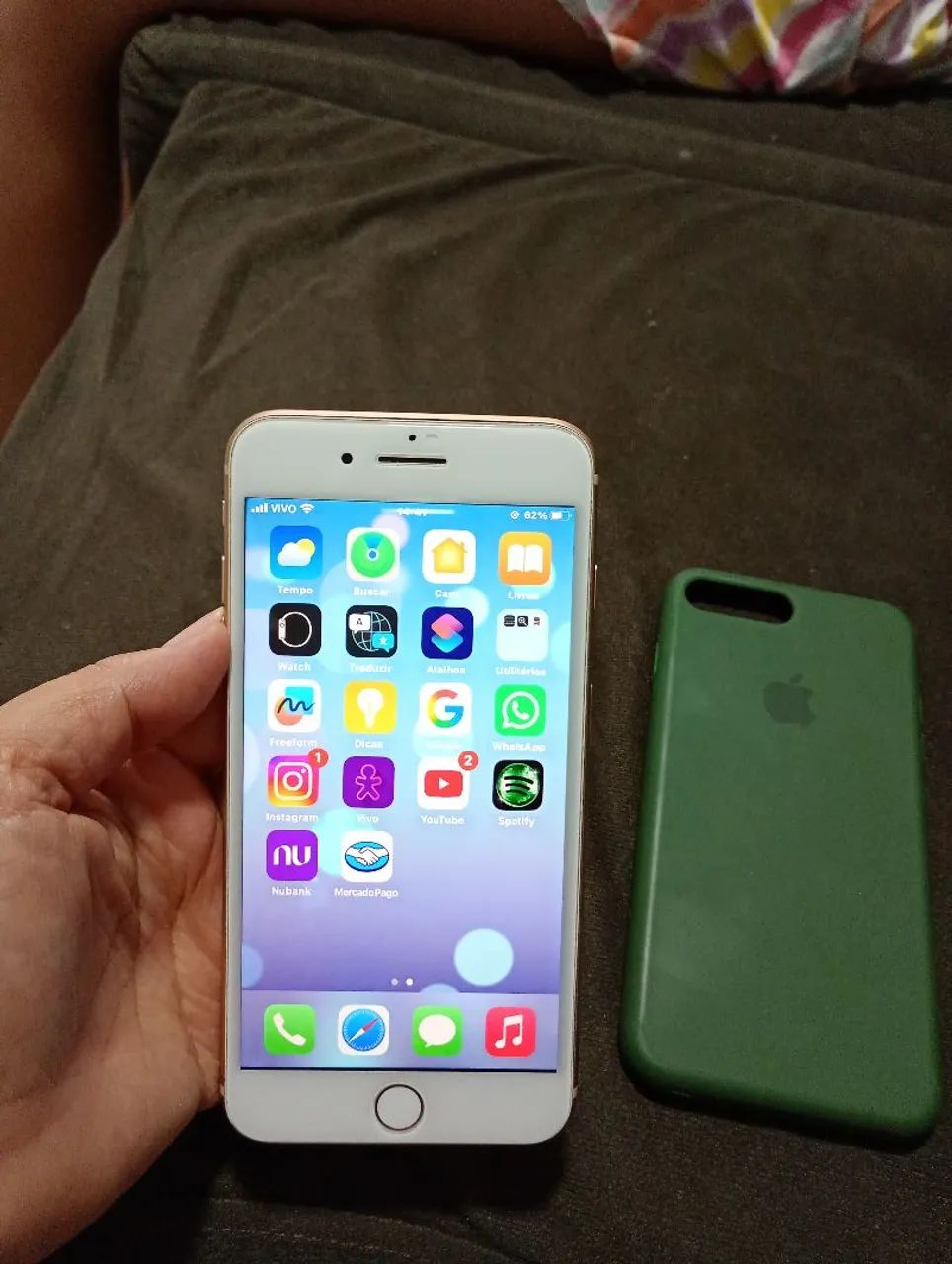 Vendo iPhone 8 plus de 64 gigas bateria 100% - Celulares e