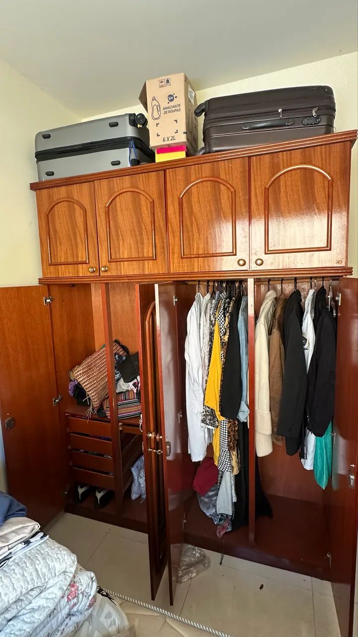 Guarda-roupa de madeira com espelhos - Foto 2