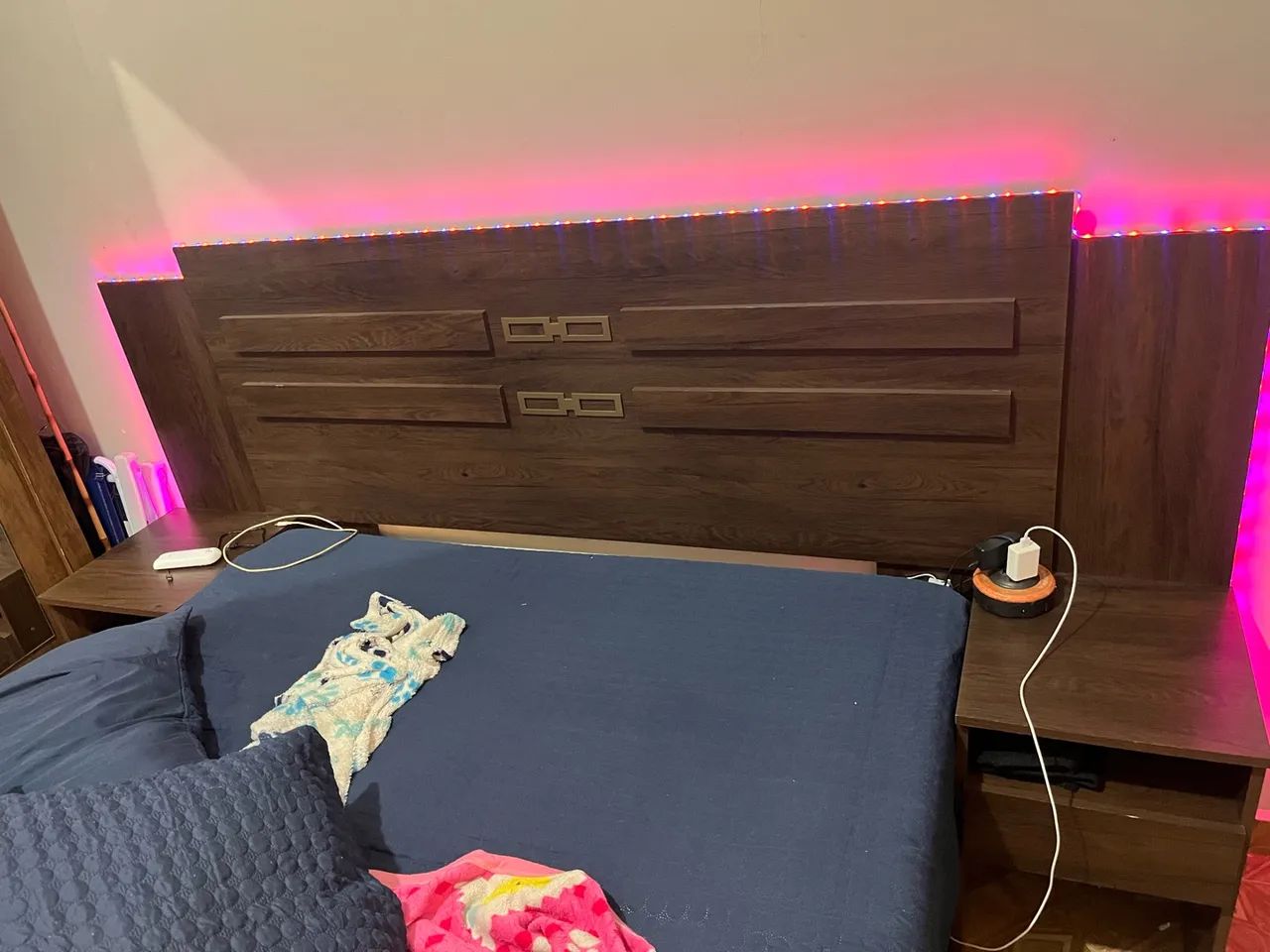 Cabeceira de cama com duas cômodas 