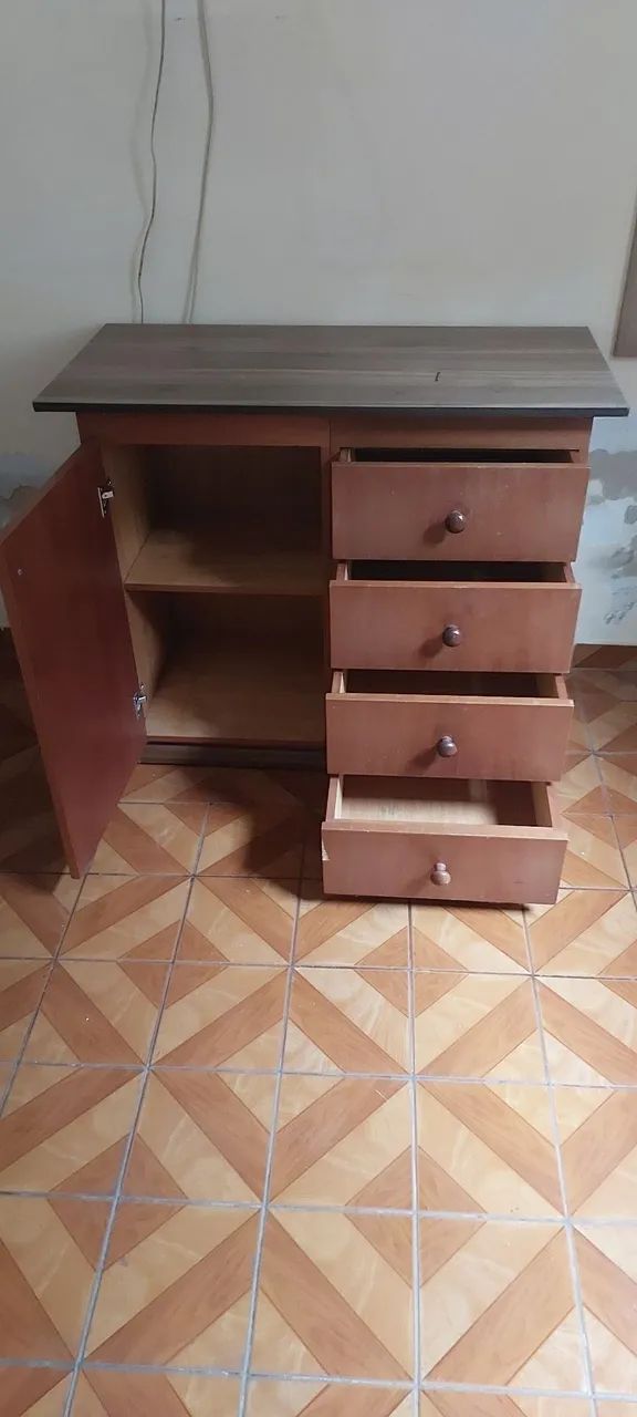 Cômoda de madeira com gavetas e porta - Foto 2