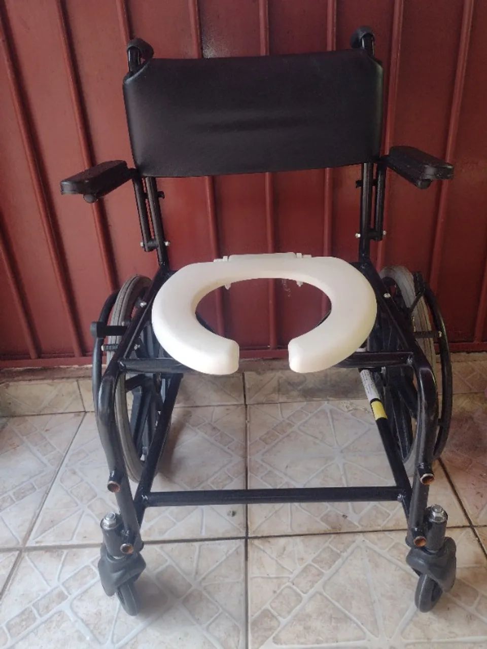 Cadeira de banho com rodas nova - Foto 2