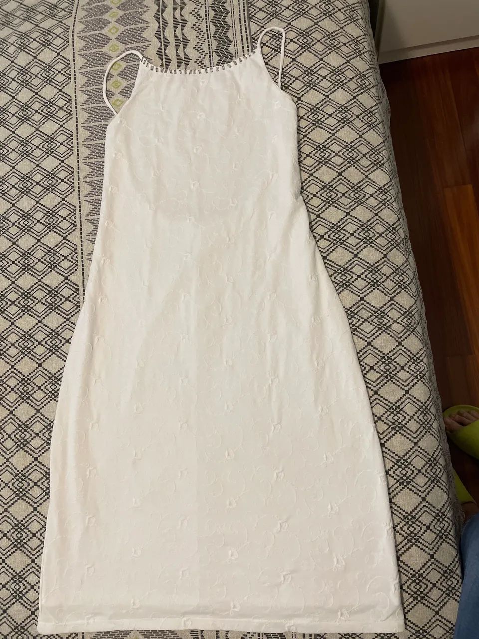 Vestido branco decotado