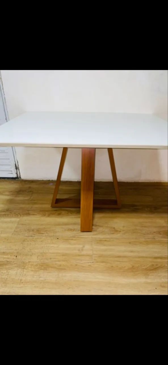 Vende-se mesa de mdf branca e marrom 