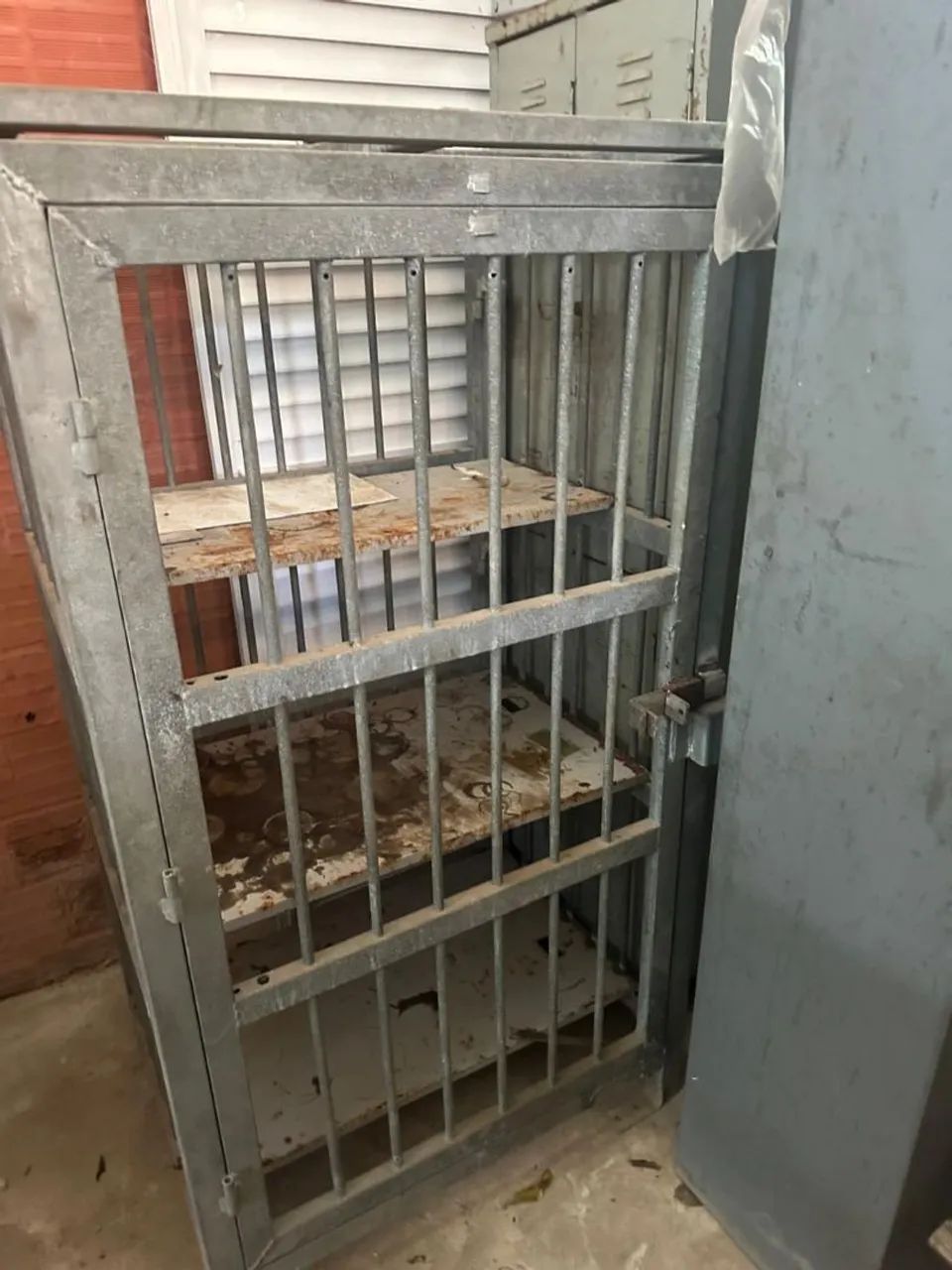 Gradil para proteção de gabinetes e racks