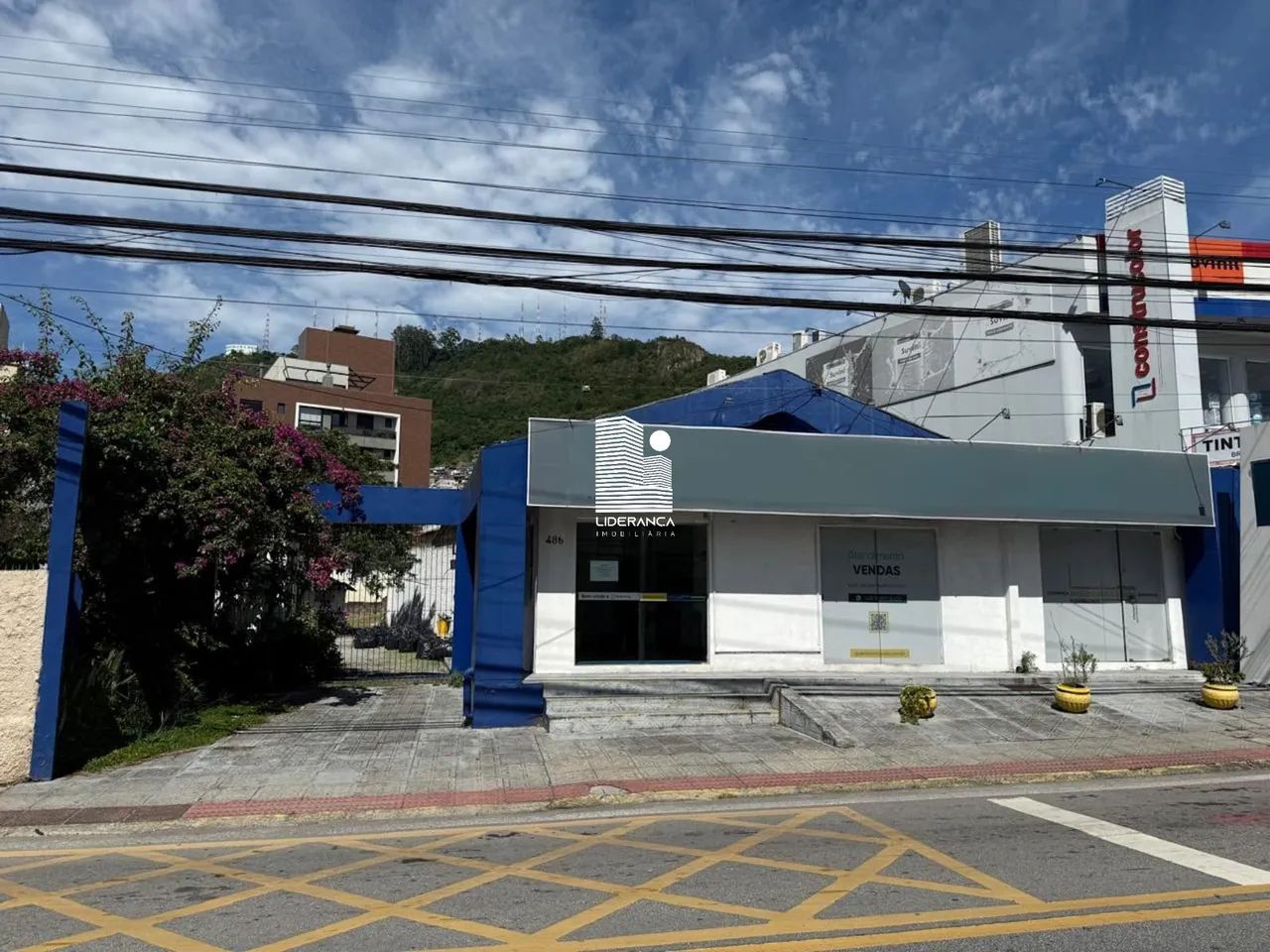 Casa comercial para alugar na Rua Lauro Linhares