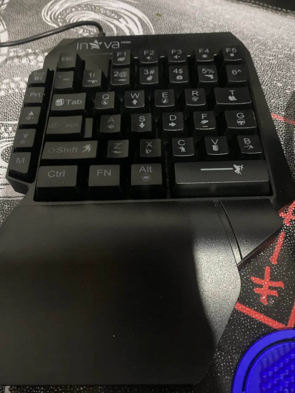 Vendou o troco teclado de uma mão 