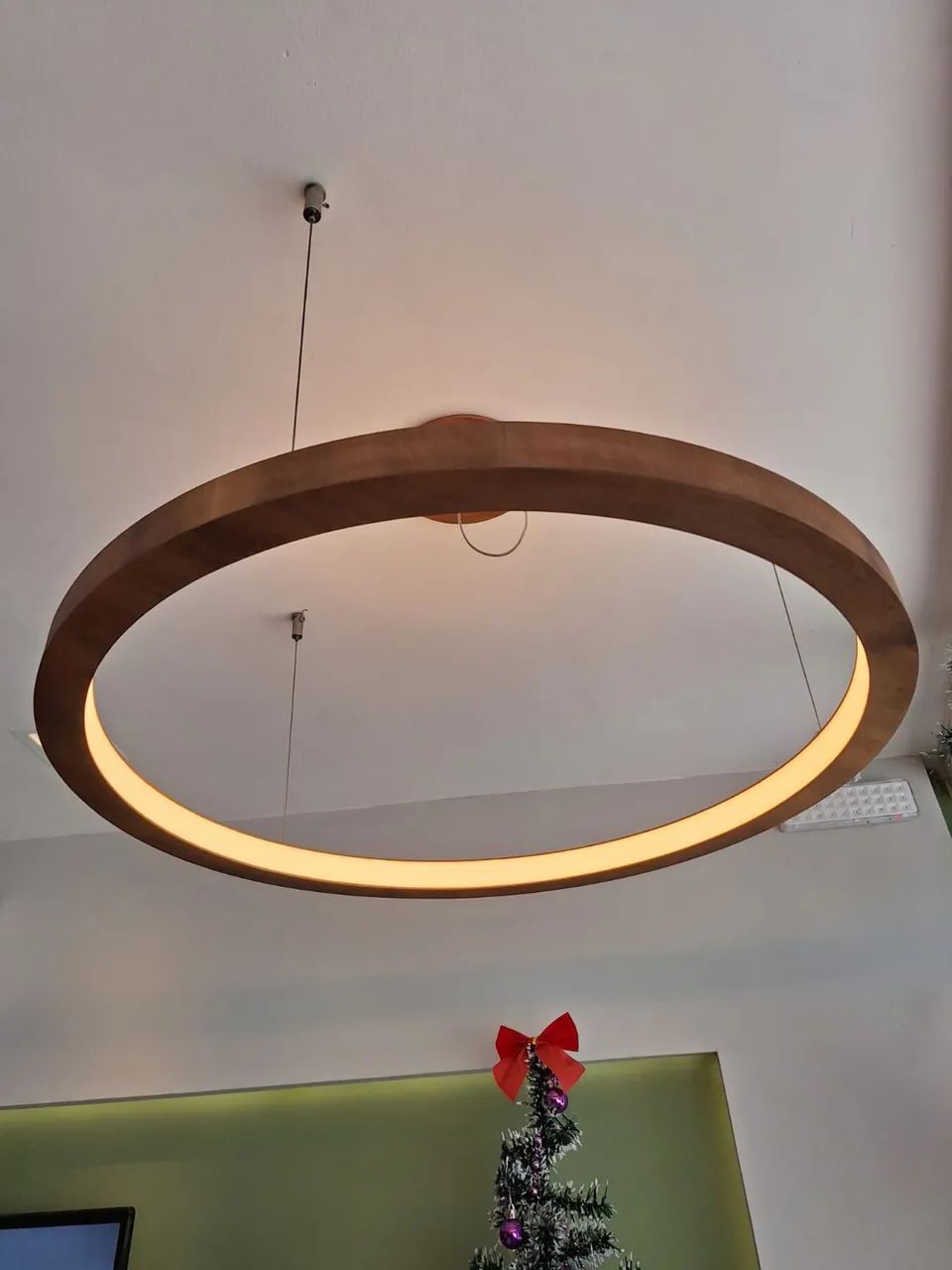 Luminária led circular com acabamento em madeira 