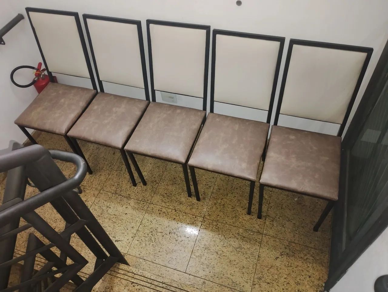 Conjunto de cadeiras de ferro com assento estofado