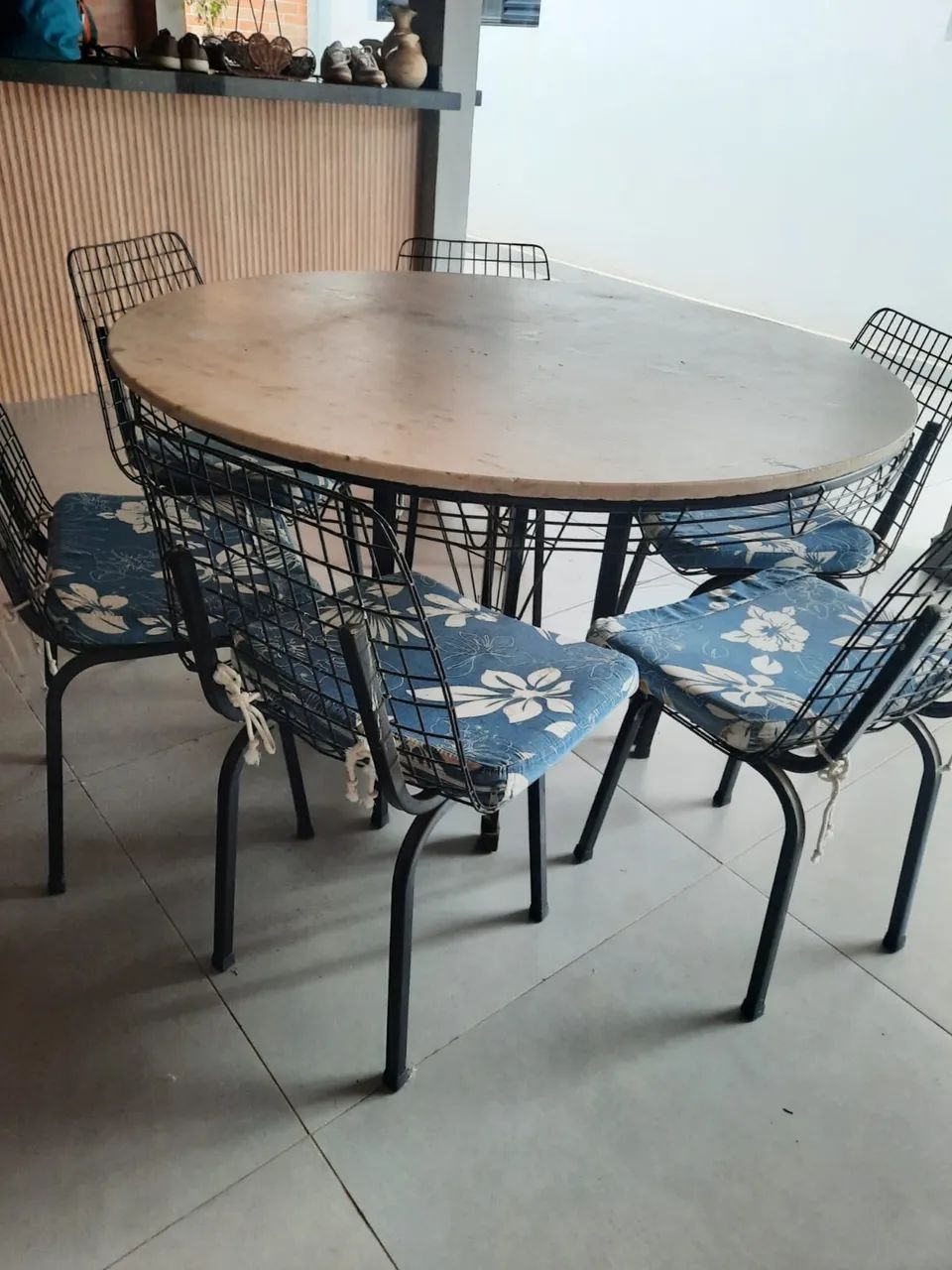 Mesa Redonda com Tampa de Mármore 