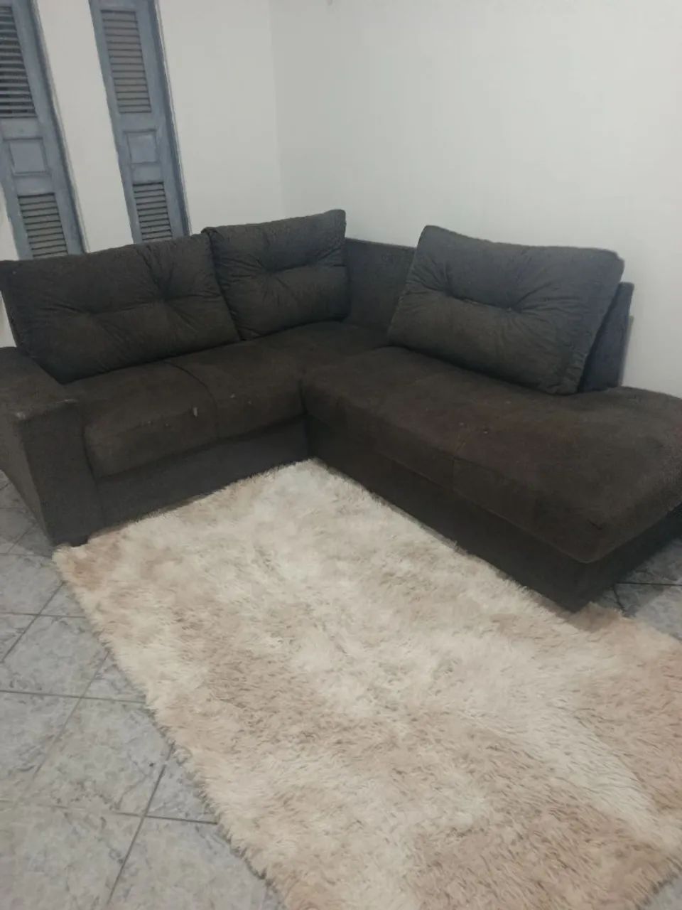 Sofá L,na cor marrom 