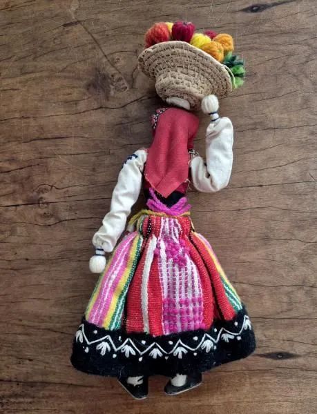 Antiga boneca artesanal com trajes camponeses - feita em lã, fio e tecido, com bordados - Foto 4