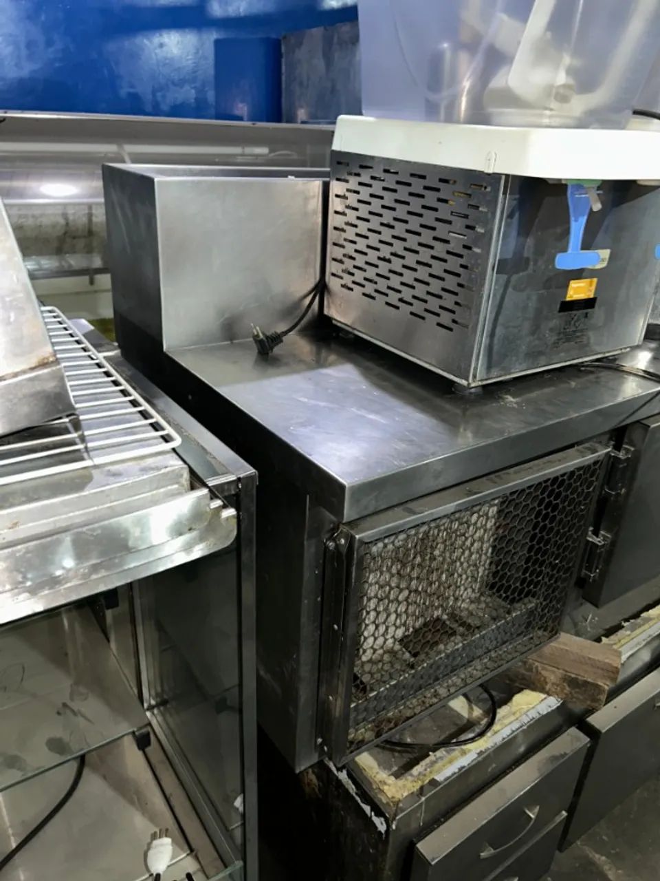 balcão inox - com portas e gavetas e espaço no tampo para cubas refrigerada - Foto 2