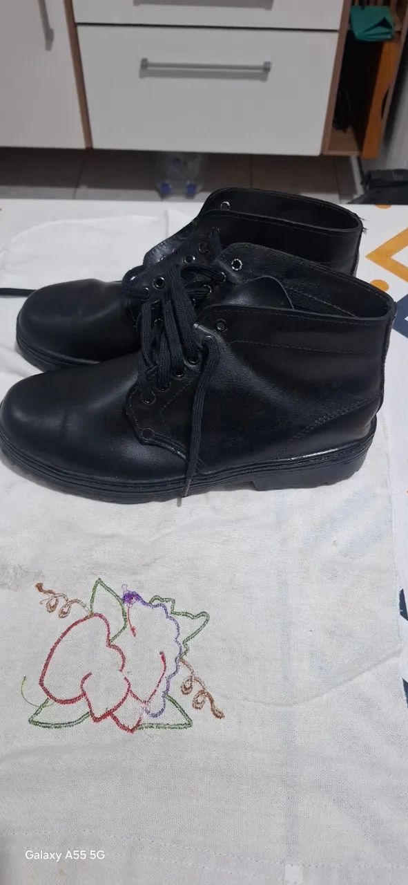 Bota Cano Médio de Couro - Foto 2