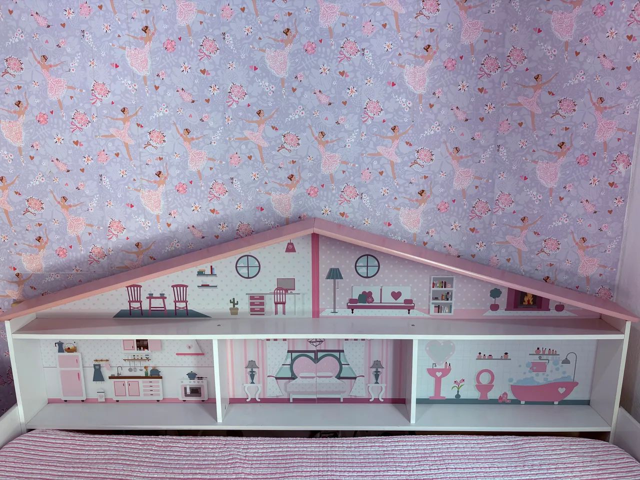 Cama infantil casinha com cabeceira de brinquedoteca - rosa e branca - Foto 5