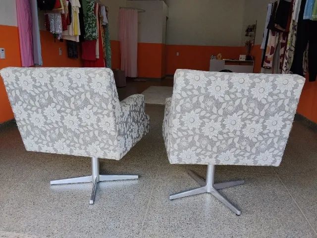 Vendo 2 lindas poltronas giratórias e muito confortáveis. - Foto 2