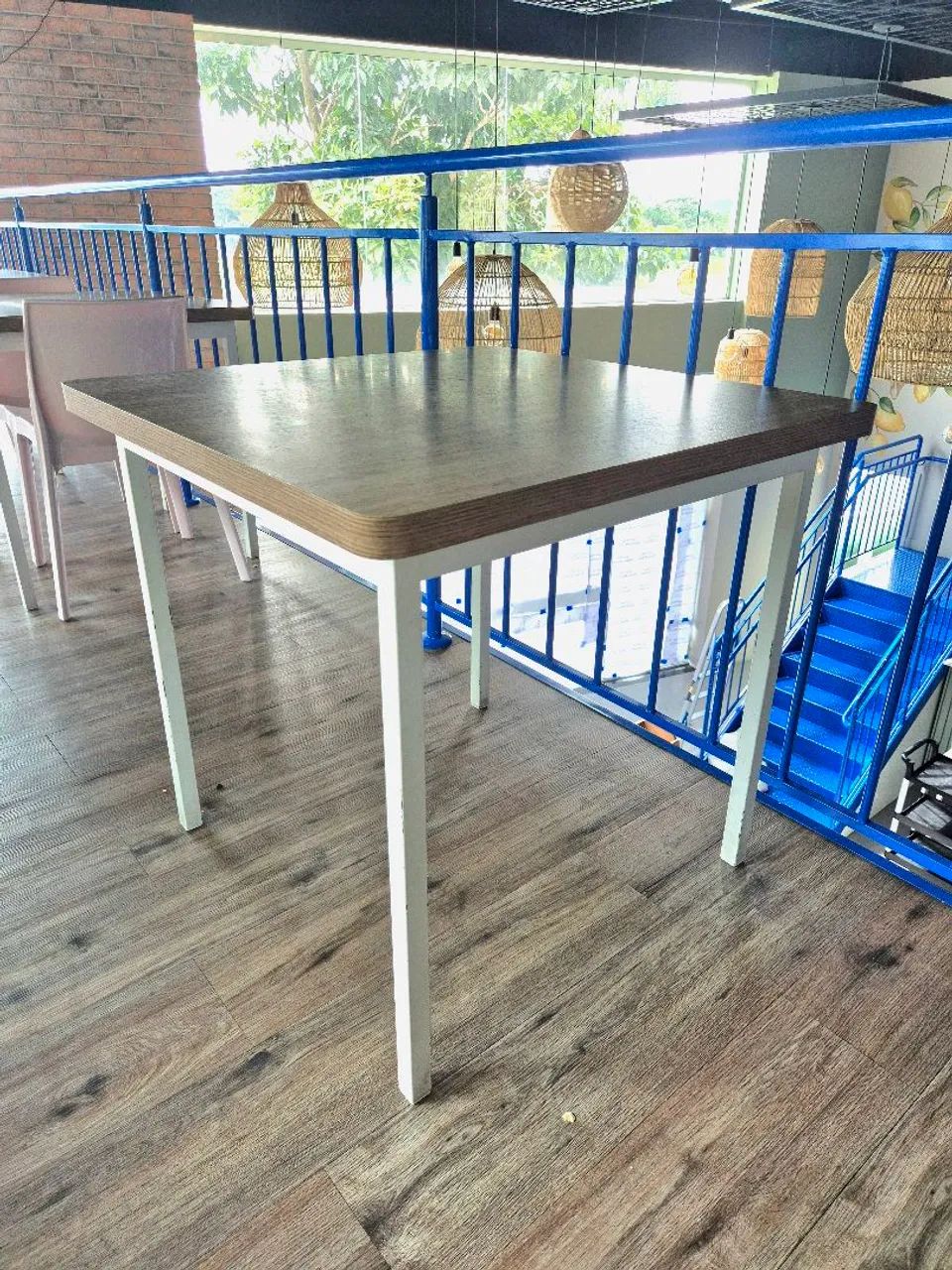 Mesa MDF com pés de metal 