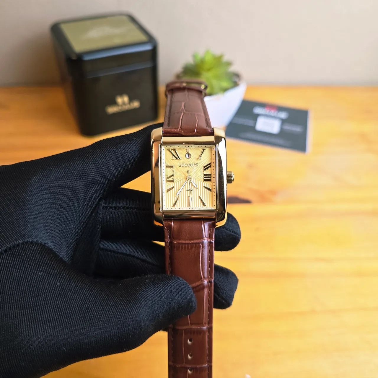 Relógio Seculus Tank quadrado dourado 