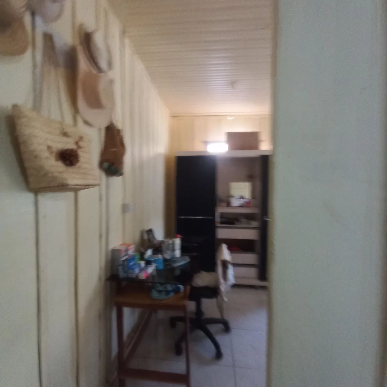 Vendo meio terreno  com casa de madeira  - Foto 3