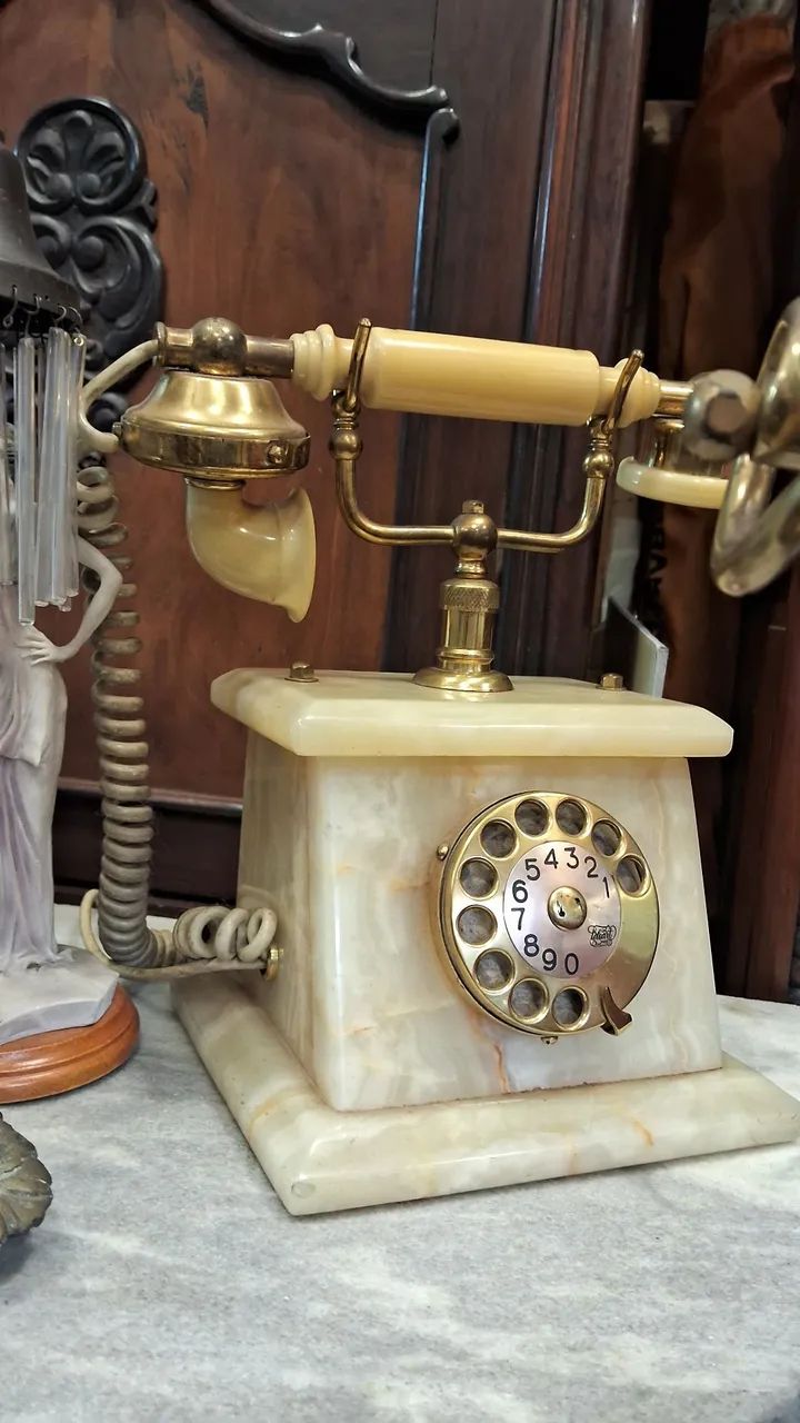 telefone vintage da marca Teleart, caracterizado pela base em mármore ou ônix  - Foto 2
