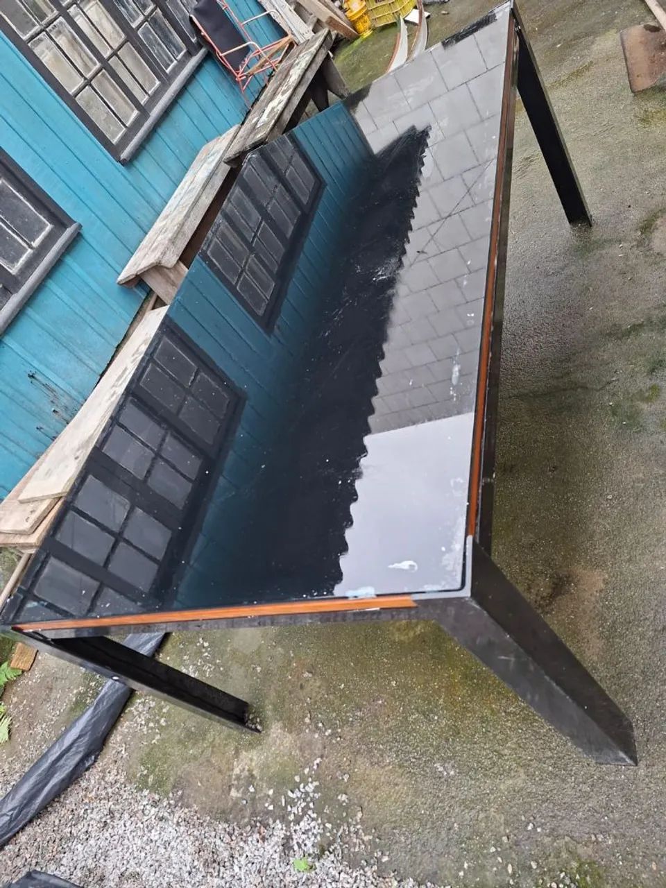 MESA COM TAMPO DE VIDRO E ESTRUTURA DE FERRO MACIÇO  - Foto 2