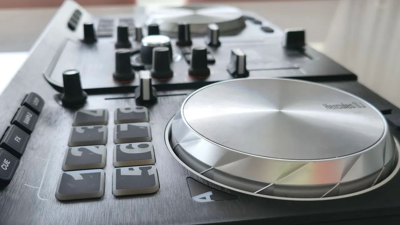 Controladora de DJ Profissional - Perfeita para Hobby ou DJ iniciante  - Foto 3