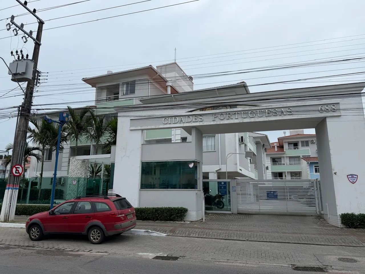 Apto 100% mobiliado com 2 dormitórios sendo 1 suíte com split, cama e armário embutido, bw