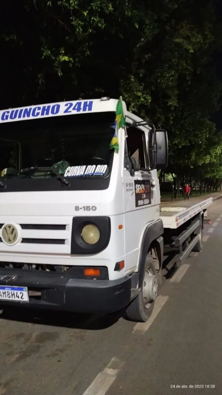 Caminhão guincho serviço 