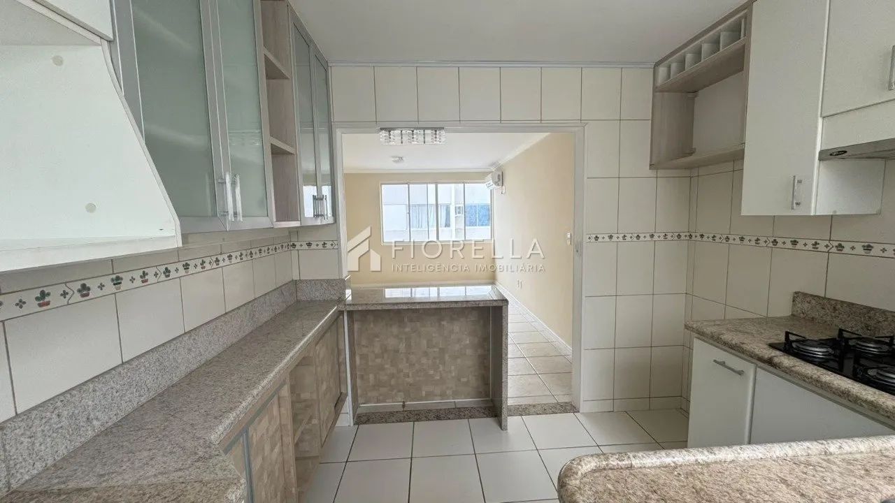 Apartamento com 02 dormitórios a 50m da praia - Coqueiros, Florianópolis. - Foto 2
