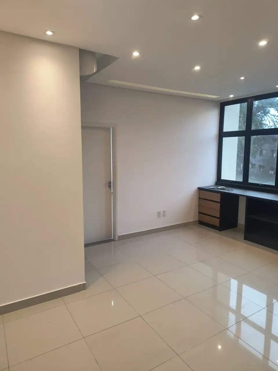 Sala comercial 30 m2. Vaga, estacionamento, ar condicionado, piso elevado, janelas wc priv - Foto 3