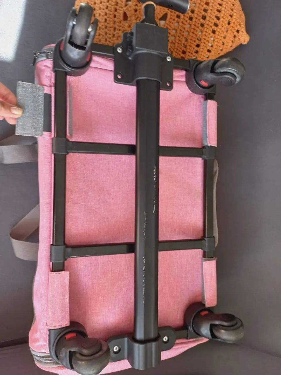 Bolsa de transporte pets cães gatos respirável com rodinhas e alça - Foto 6