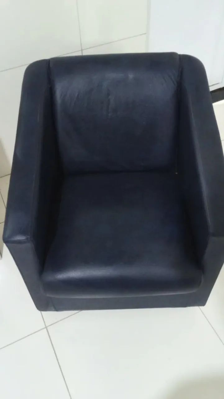 Poltrona Individual azul marinho em Courino - Confortável e Elegante