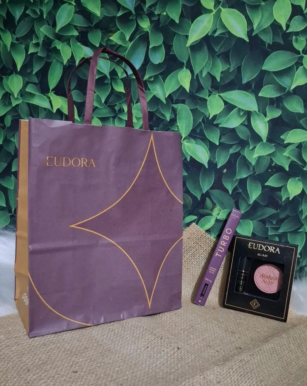 Produtos de maquiagem Eudora, com lápis preto para olho, blanch e batom tint