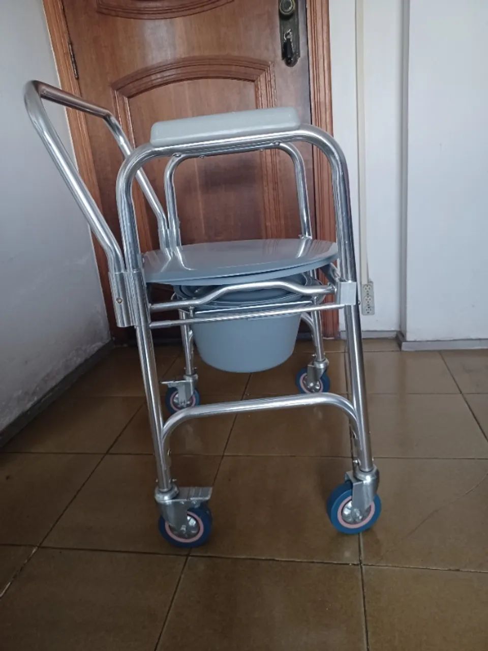 Cadeira higiênica MOBIL em alumínio  - Foto 4