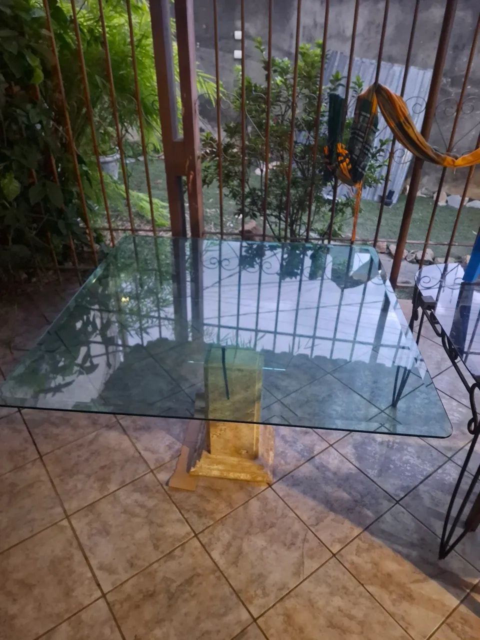 Mesa com tampo de vidro 1,20x1,20