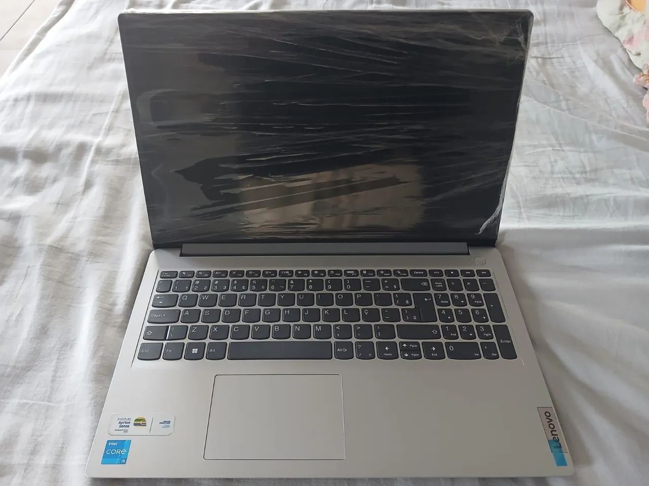 Carcaça e peças de notebook ainda montado.