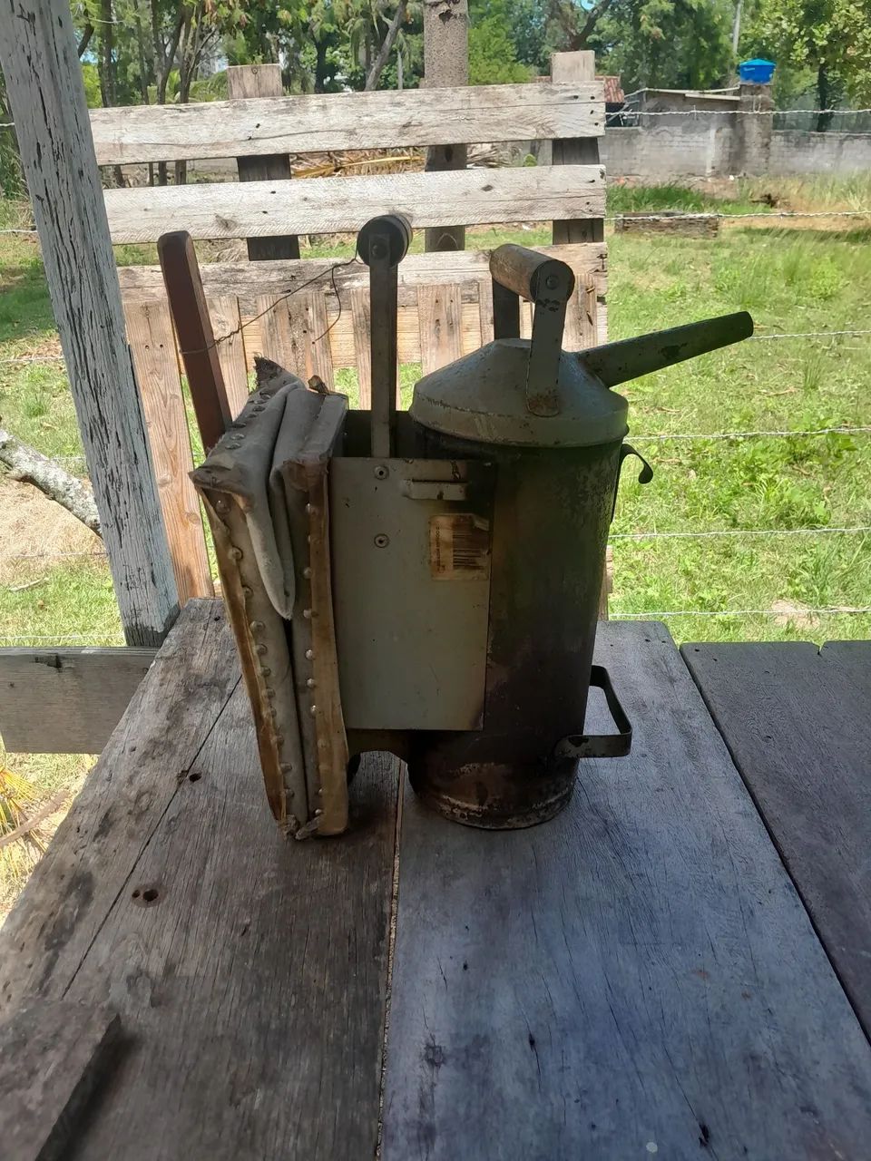 Kit apicultor,  4 Caixa ninho, 4 melgueira, 1 fonigador e macacão  - Foto 5