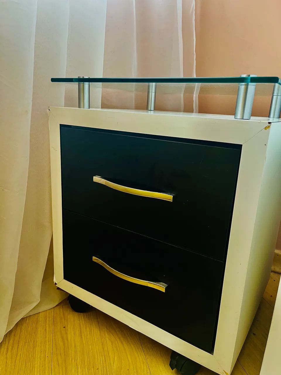 Mesa de cabeceira com tampo de vidro - Foto 2