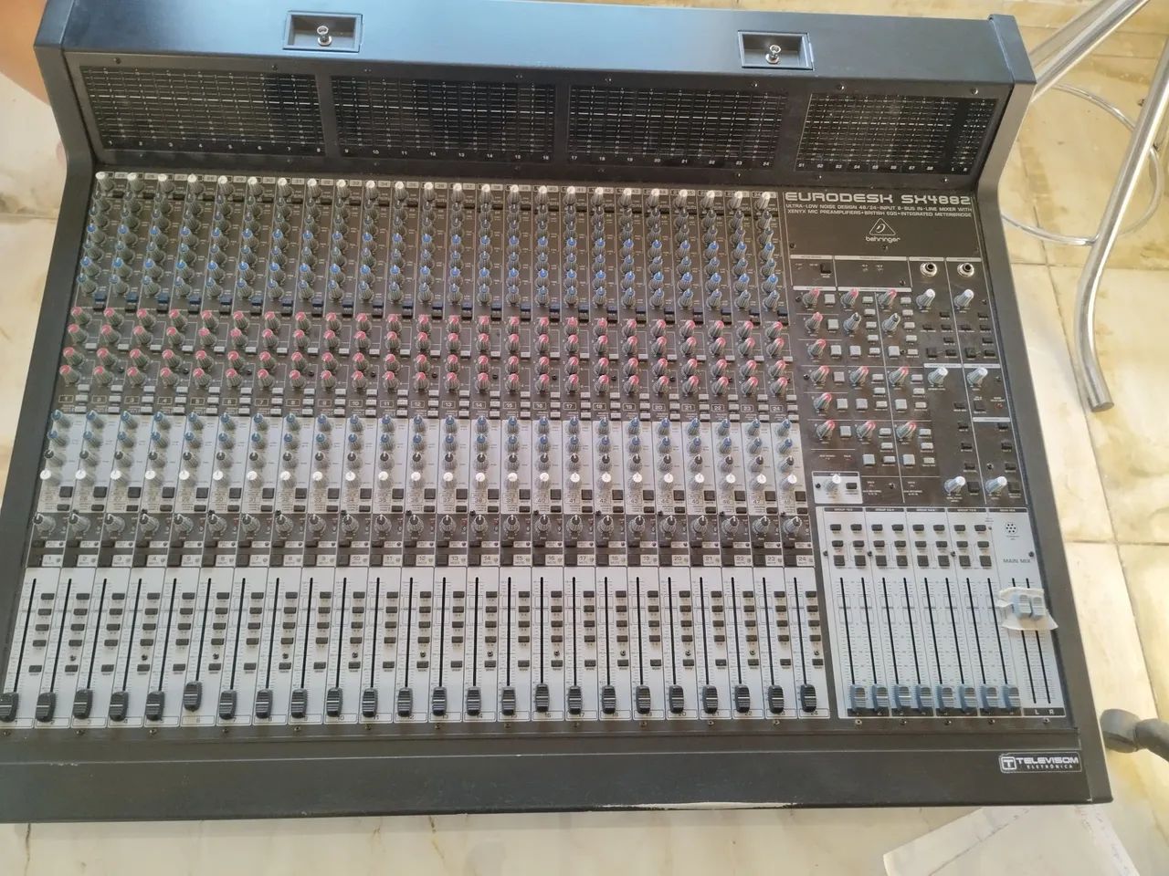 Mesa de som 48 canais Behringer B.A.R.A.T.O